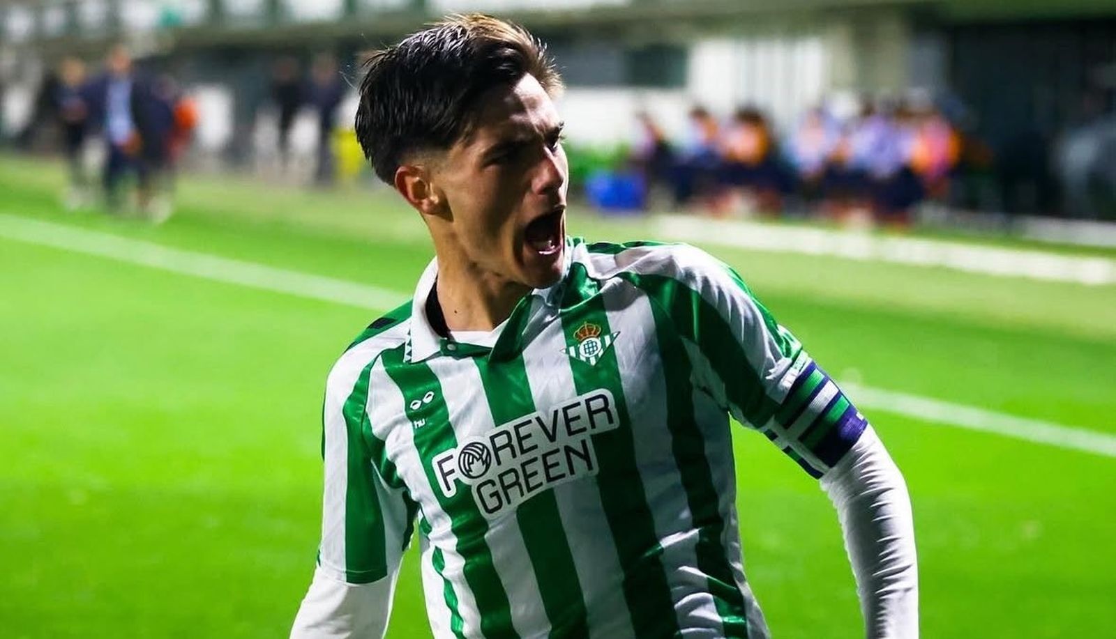 José Antonio Morante Antúnez firmando su contrato con el Real Betis Balompié junto a sus padres